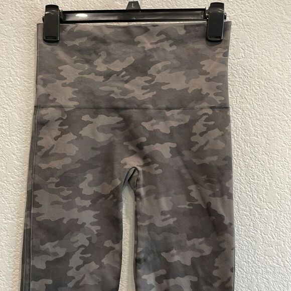 Spanx Look At Me Now Camo Seamless Cropped Leggings Size Medium - Picture 3 of 7